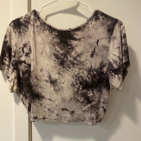 CHARLOTTE RUSSE TIE DYE KNOT DETAIL CROPPED TEE - Picture 3 of 3